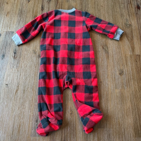 4/20$ Carter's Fleece Red and Black Plaid Moose Footie Footed Sleeper size 6M - Picture 4 of 4
